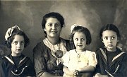 Florinda Amalberti con le figlie Maria, Franca e Teresa Orrigo