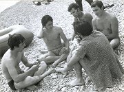 Si gioca a carte sulla spiaggia